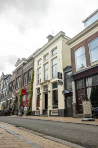 Konbu Jiro te koop Restaurant te koop in Groningen? Dit is een unieke kans om een volledig ingerichte horecazaak over te nemen op een absolute toplocatie aan de Oostersingel, direct tegenover de personeelsingang van het UMCG. Wij bieden de goodwill en complete inventaris van deze instapklare horecazaak aan. De handelsnaam behoort niet tot de overname, waardoor u uw eigen restaurantformule kunt starten. Horecabedrijf te koop op A-locatie in Groningen Deze horecazaak ligt op één van de drukste locaties van Groningen. Dagelijks lopen duizenden medewerkers, studenten, bezoekers en patiënten van het UMCG langs de deur. Hierdoor is dit een uitstekende locatie voor een restaurant, lunchroom, cafetaria, afhaalrestaurant, bezorgconcept of een internationale keuken. Bent u op zoek naar een horecabedrijf te koop in Groningen of wilt u een restaurant overnemen in Groningen? Dan biedt deze locatie uitstekende commerciële mogelijkheden. Goodwill en inventaris voor slechts € 39.500 De vraagprijs bedraagt slechts € 39.500 voor de goodwill en de complete inventaris. Deze zeer aantrekkelijke prijs is mogelijk omdat de huidige ondernemer zijn activiteiten voortzet op een andere locatie en het bedrijf snel wil overdragen. Voor een relatief lage investering beschikt u direct over een compleet ingerichte horecazaak op een bewezen locatie. Wat wordt overgenomen? Goodwill Complete horeca-inventaris Volledig ingerichte keuken Restaurantinventaris Direct operationeel horecabedrijf De handelsnaam wordt niet mee verkocht. Waarom deze horecazaak? Toplocatie tegenover de personeelsingang van het UMCG. Veel dagelijkse passanten en een vaste klantenstroom. Geschikt voor diverse horecaconcepten. Lage overnameprijs. Direct exploiteerbaar. Ideaal voor zowel startende als ervaren horecaondernemers. Restaurant overnemen in Groningen Een restaurant overnemen in Groningen op een A-locatie komt zelden beschikbaar tegen een dergelijke vraagprijs. Dankzij de uitstekende zichtlocatie, de aanwezige inventaris en de constante stroom potentiële klanten kunt u direct starten met uw eigen horecaconcept. Bent u op zoek naar een horeca te koop in Groningen, een horecabedrijf te koop of een restaurant op een toplocatie? Neem dan contact met ons op voor meer informatie of een bezichtiging. Deze kans zal